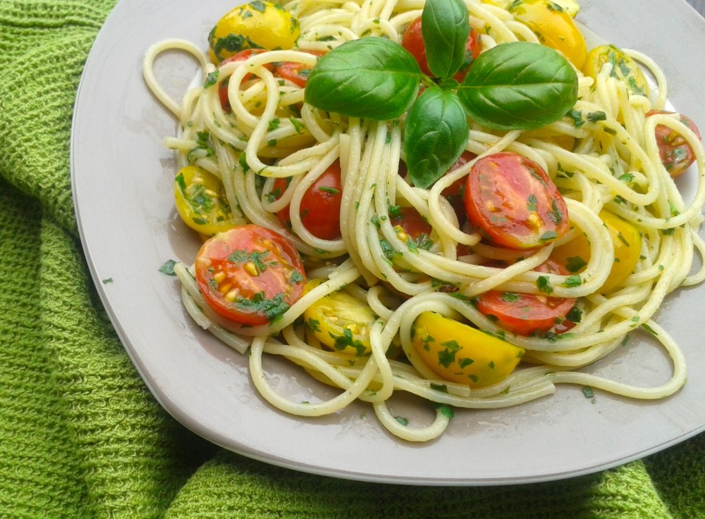 Spaghetti mit Kräutern und Cocktailtomaten.