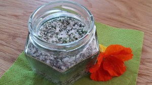 frisches Kräutersalz im Glas