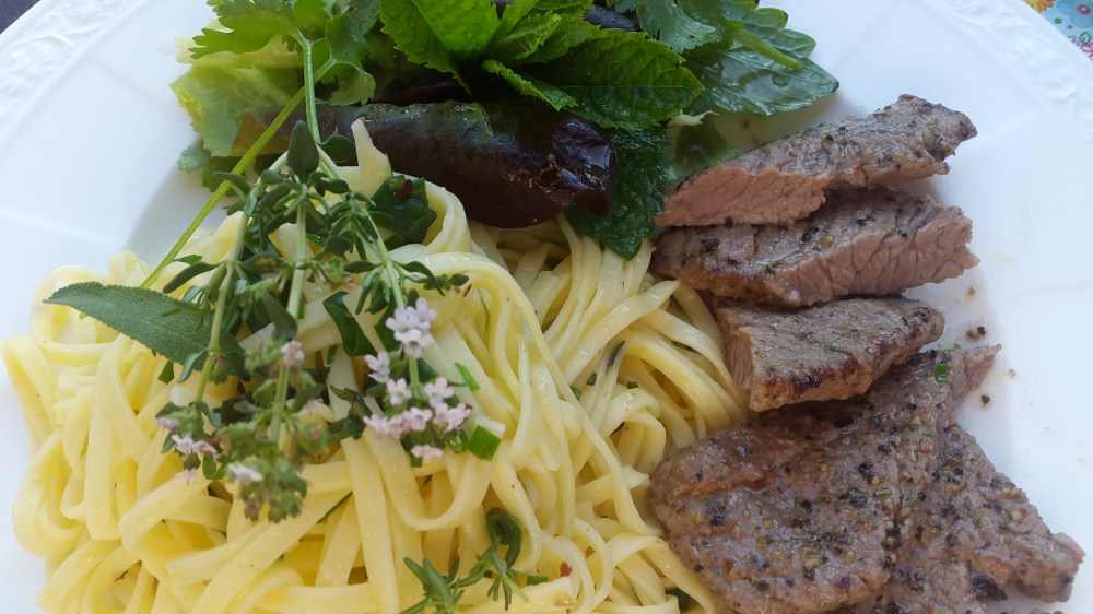 Salbei Thymian Nudeln mit Kräutersalat