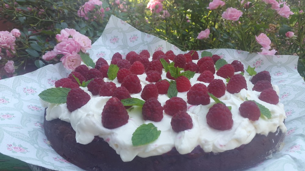 Schokoladen Himbeere Torte mit Sahne Frischkäse Topping