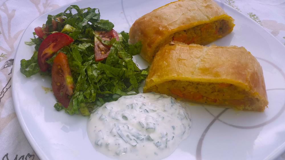 Kürbisstrudel mit Kräutersauce und Endiviensalat