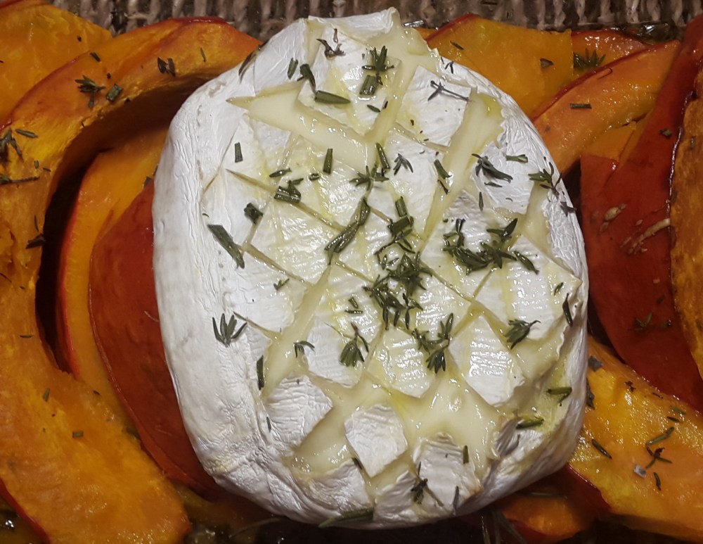 ofenkuerbis-mit-geschmolzenen-camembert, Thymian und Rosmarin