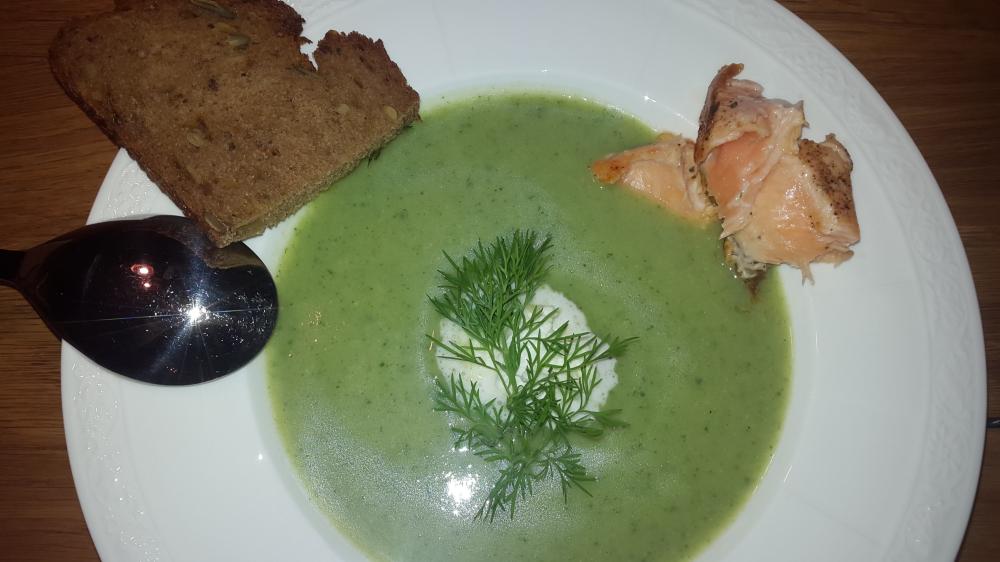 Grüne Selleriecremesuppe mit Lachs und Dille