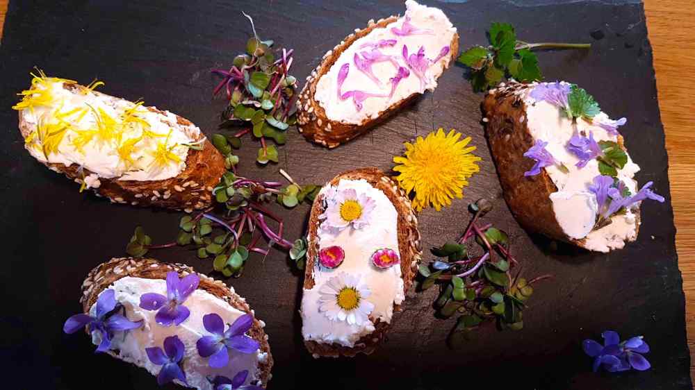 Brote mit essbaren Blüten