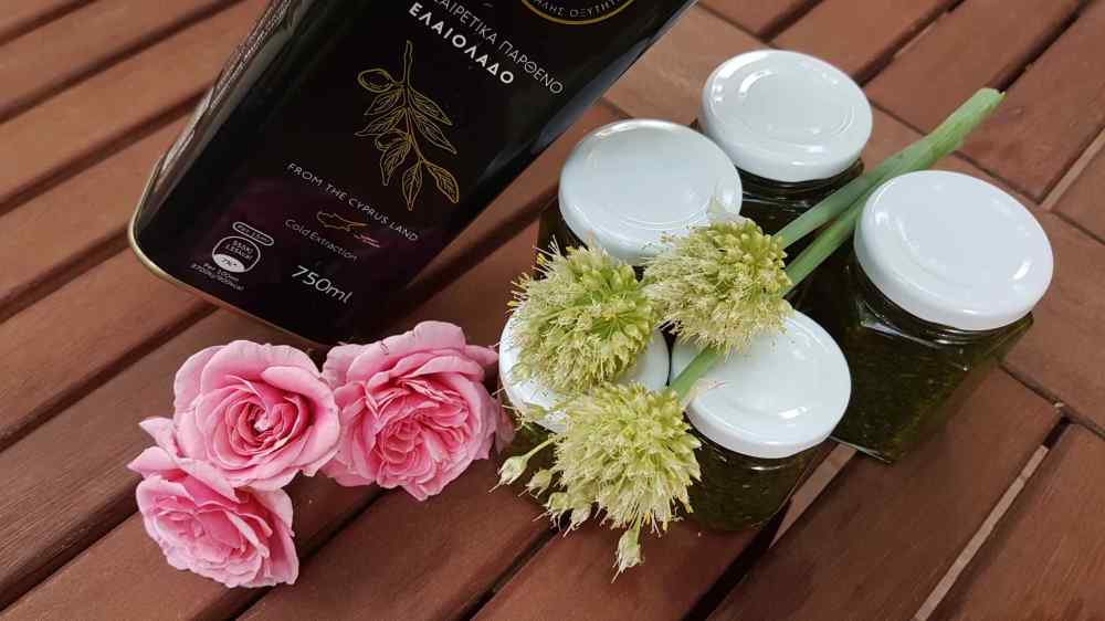 Selbstgemachtes Kräuterpeso im Glas mit Olivenöl