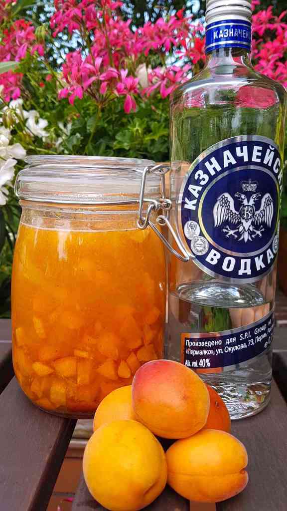 Marillenlikör angesetzt mit Vodka - Marillenvodka