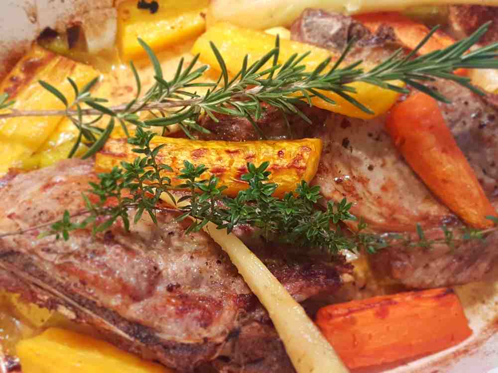 Koteletts aus dem Ofen mit Wurzelgemüse