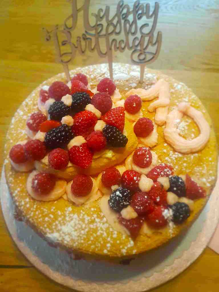 Beeren Torte aus Biskut bearbeitet