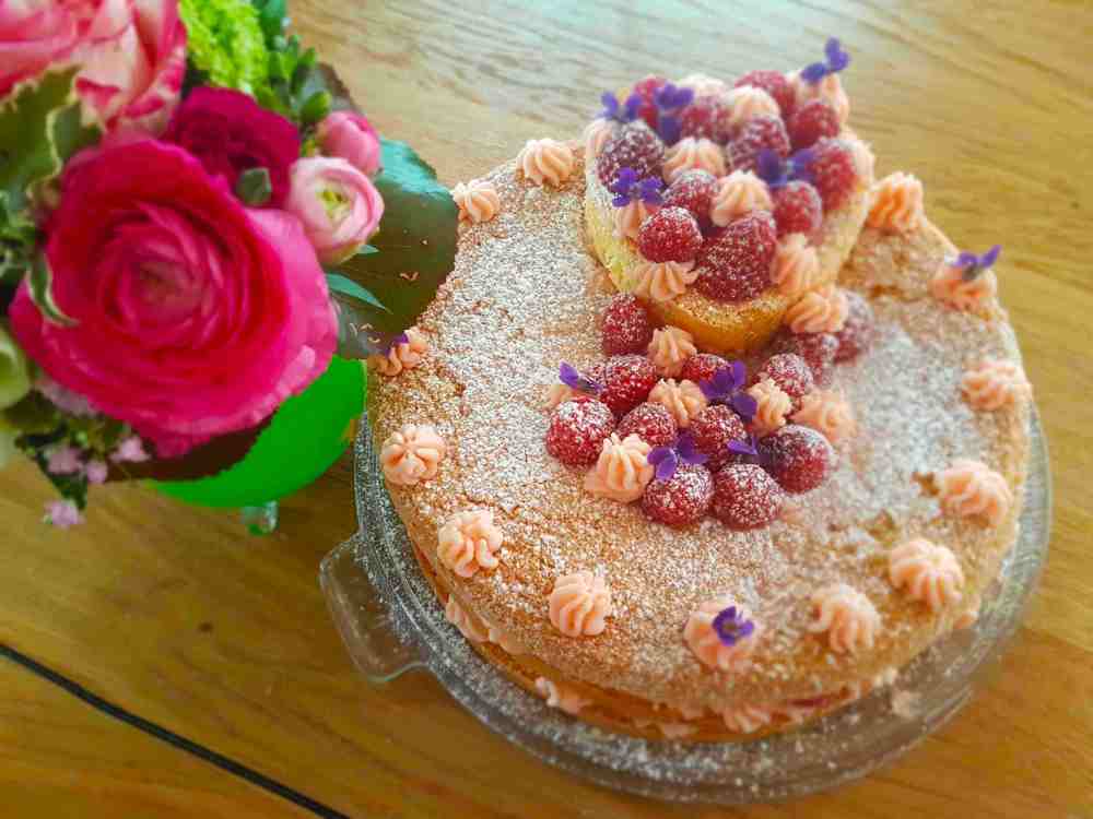 Biskuit Beeren Torte mit Veilchen und Frischkäse Frosting