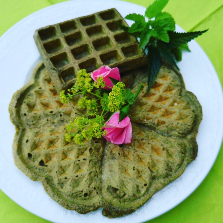 Grüne Waffeln mit Brennnesseln und Spinat