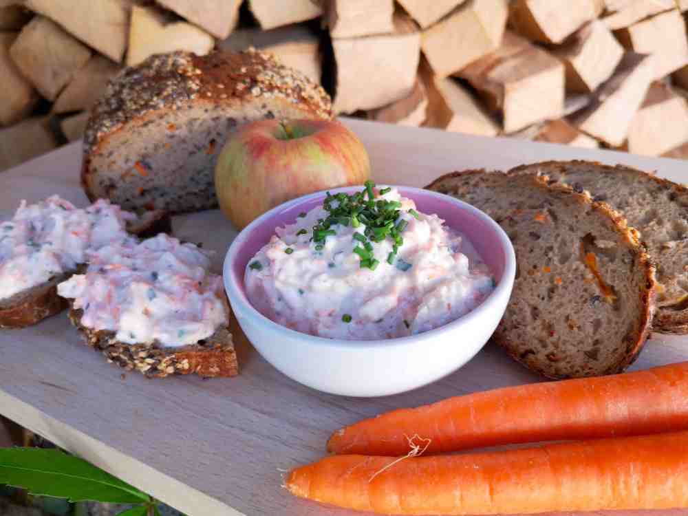 Apfel-Karotten Aufstrich vegetarisch mit Karottenbrot