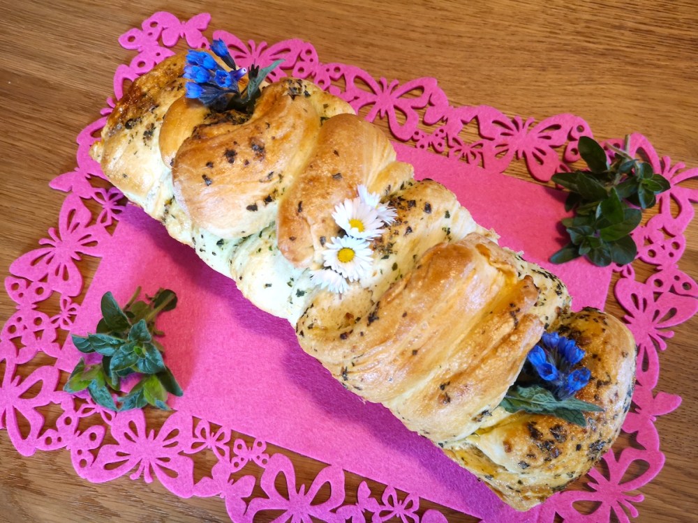 Kräuterzupfbrot mit Bärlauchpesto