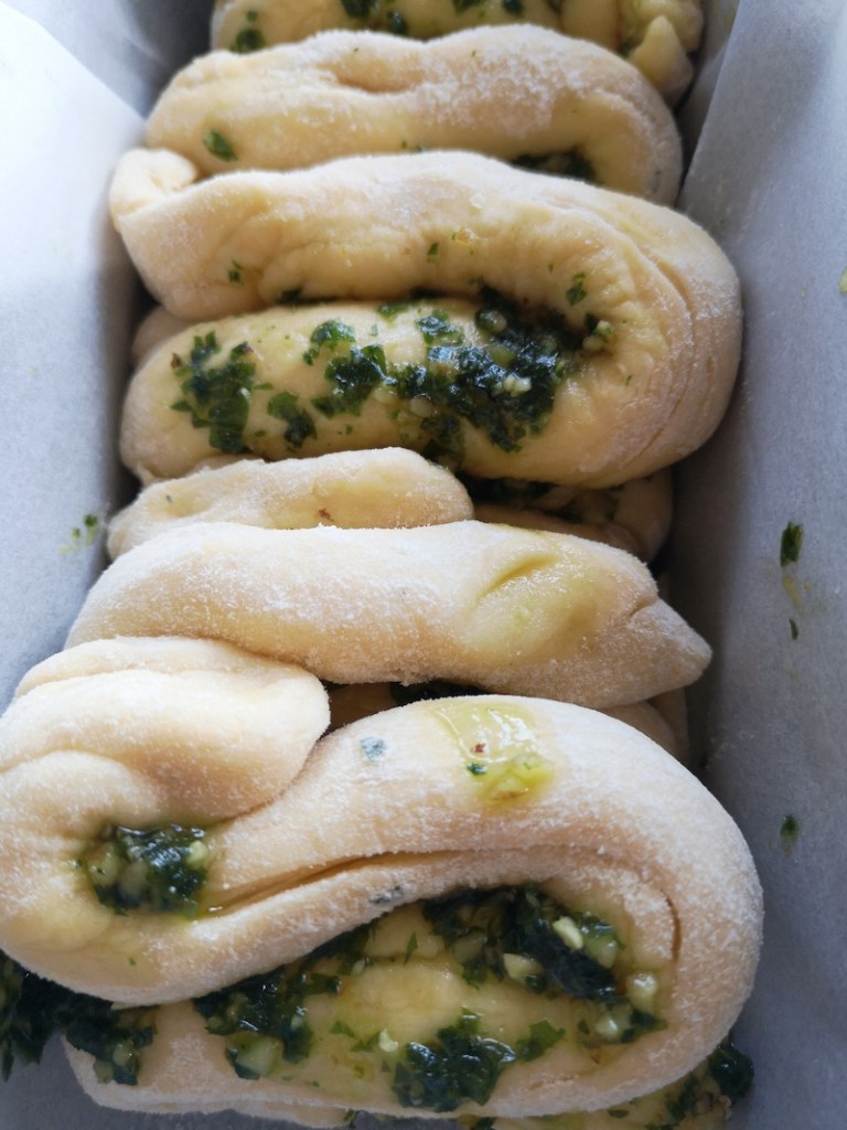 Kräuter-Zupfbrot vor dem Backen